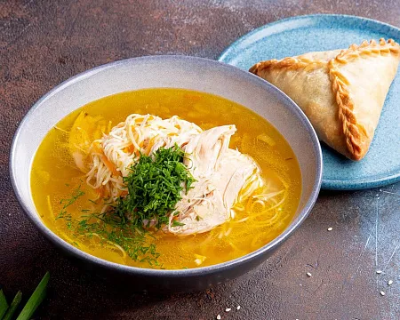 Домашняя лапша с курицей и треугольником